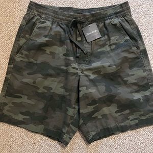 Men’s Eddie Bauer camo shorts medium NWT